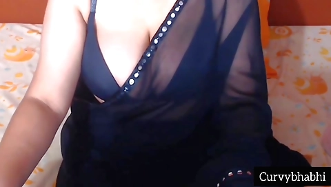 Indian bhabhi in black saree doing it all on her own