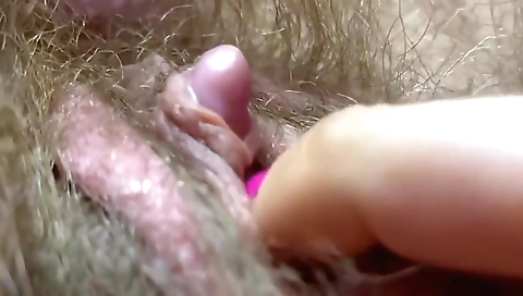 Amateur indian woman gives to a hot lover a hairy pussy