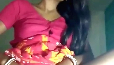 Indian woman in a solo cam video exposing her body
