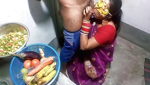 Bhabhi ko kitchen me choda devar bhabhi aaj ki maro