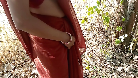 Girl gets naked in the garden and makes out with camera