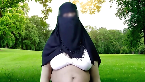 Indian girl in her ass fuck costume is playing in bed