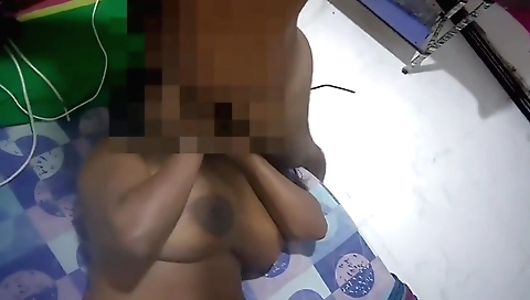 Indian wife shows her sexy body in amateur webcam vid