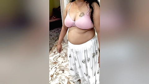 Indian brunette plays with her hairy pussy in the gym