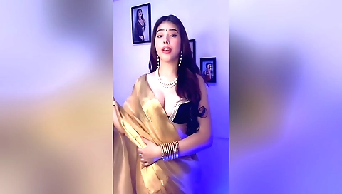 Solo female with a nice body is playing with her fingers