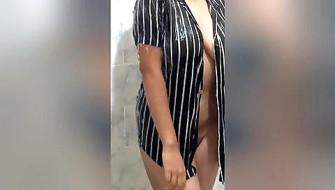 Indian showering session of a sexy girl with a nice body