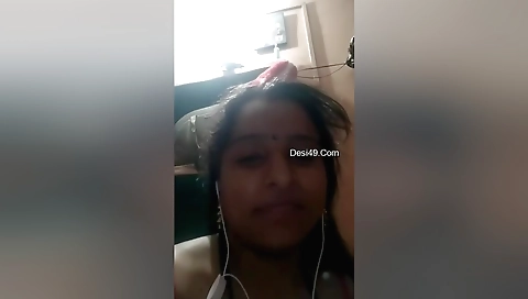 Sexy brunette bhabhi looks really hot on cam with a great smile