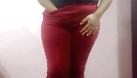 Solo female masturbating in her bed in homemade porn