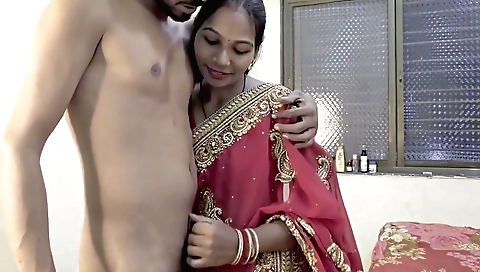 Indian bimbo shows off her boobs in sexy homemade clip