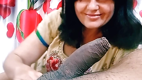 Mature brunette masturbates in the bedroom in the bedroom
