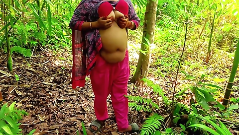 Chubby brunette with big natural tits is having outdoor sex