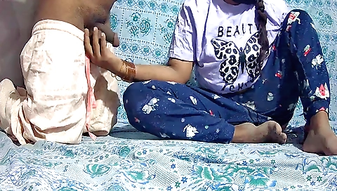 Amateur Indian sex clip of a girl riding on her man