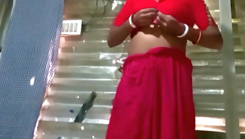 Indian babe with a fat ass does a hardcore handjob