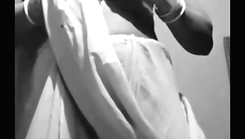 Indian schoolgirl in bhabhi sarees flashes on camera
