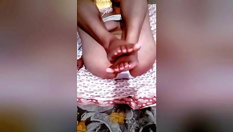Stunning foot fetish video showing a gorgeous brunette