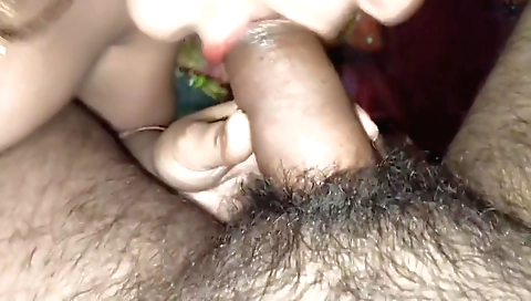 Amateur babe with a big ass is playing with a cock