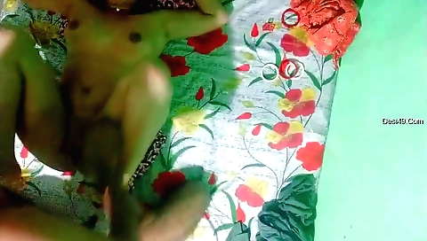 My brunette girlfriend gets fucked in bed in amateur vid