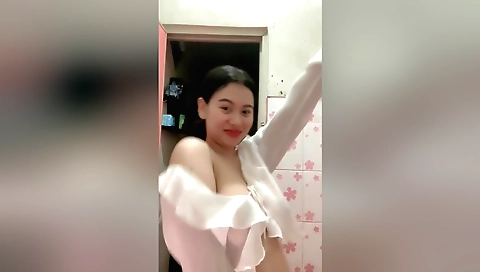 Indian slut with perfect ass shows off her perfect body