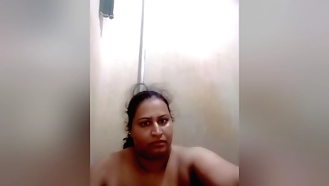 Busty amateur indian girl reveals her body in a solo clip