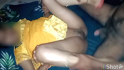 Indian girlfriend gets pounded by her boyfriend in bed