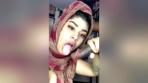Amateur brunette slut with big ass does deep facial