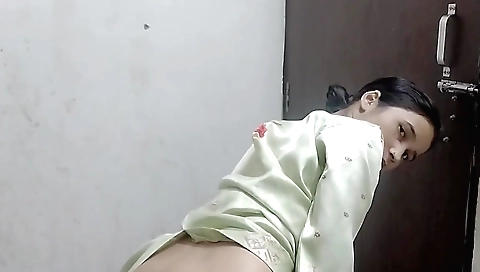 Indian girl rides her own dildo in amateur solo video
