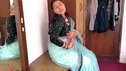 Indian brunette dhulandi chudai gets ready for holi