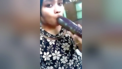 Indian amateur porn video with brunette in a bikini