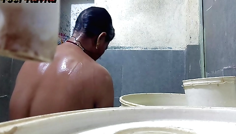 Indian teen video shows a hot naked in her bathroom
