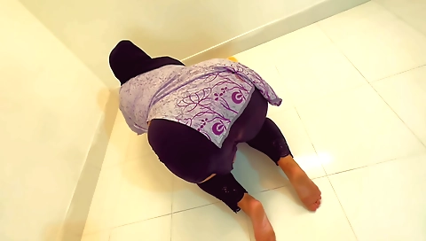 Indian girl with a great ass has fun in her own house