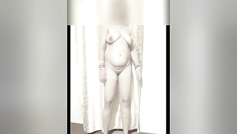 Indian woman shows off her large boobs in the nude
