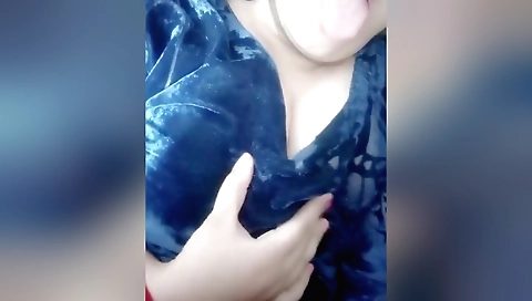 Stunning amateur brunette gets horny and fucks her pussy