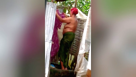 Indian amateur with small body and big ass outside