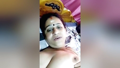 Daring mallu aunty shows off her hot round boobies