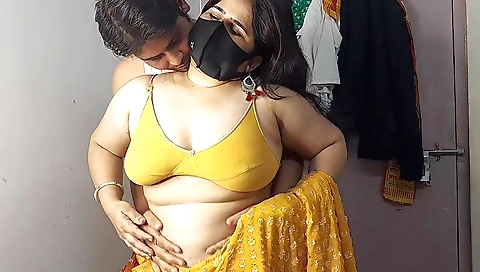 Indian bhabhi plays with her big booty and shows her body