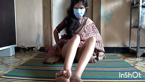 Indian solo video showing the girl playing with her clit