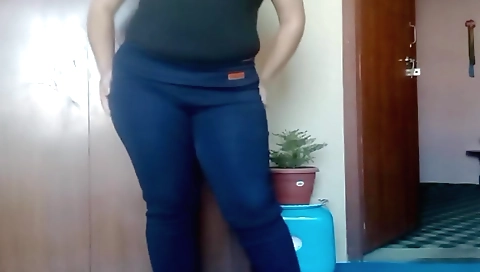 Hot lady with a tight ass masturbates in front of mirror