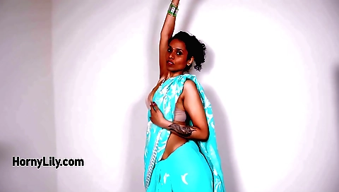 Busty indian babe 18+ dances with a big booty 089493