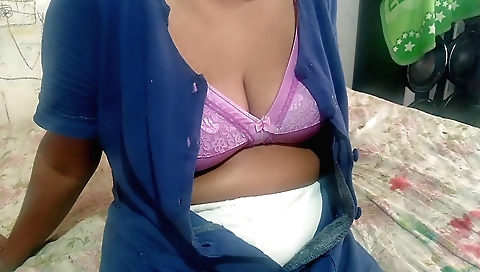 Indian chick masturbates on her homemade solo video
